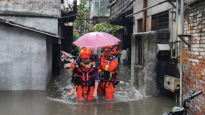 新闻合集｜暴雨护送转移、安置点配齐医护， 残障群体守护显实效